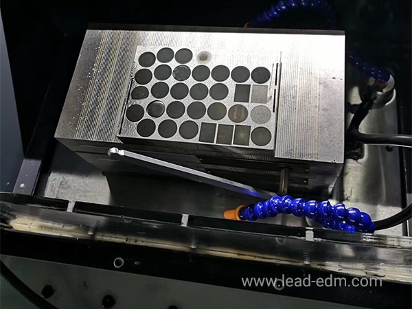 群基數(shù)控電火花機(jī)CNC-640鏡面加工效果